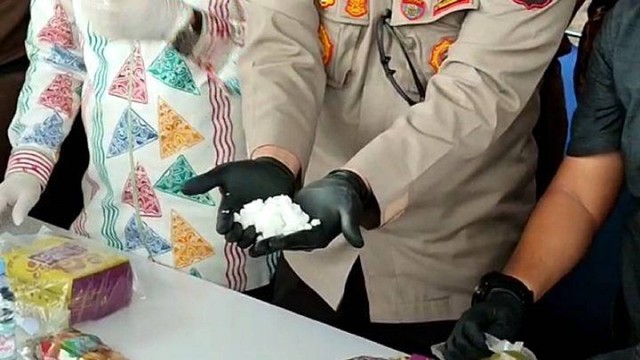 Kapolres Bengkalis, AKBP Indra Wijatmiko, memperlihatkan sabu jenis baru saat gelar pemusnahan barang bukti 30 kg sabu, Kamis (8/12). (ANDRIAS/SELASAR RIAU)