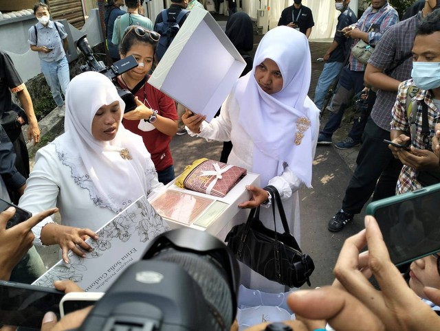 Salah seorang warga yang menerima hampers dari pengajian pernikahan Kaesang dan Erina Gudono, Kamis (8/12/2022). Foto: Erfanto/Tugu Jogja