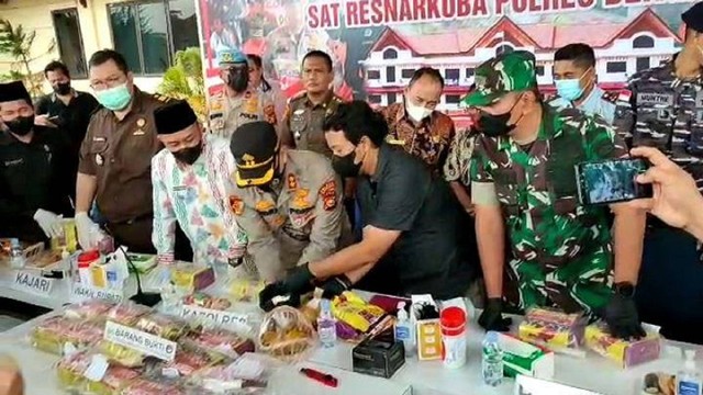 Pemusnahan narkoba jenis sabu di Polres Bengkalis, Kabupaten Bengkalis, Riau. Kamis (8/12)