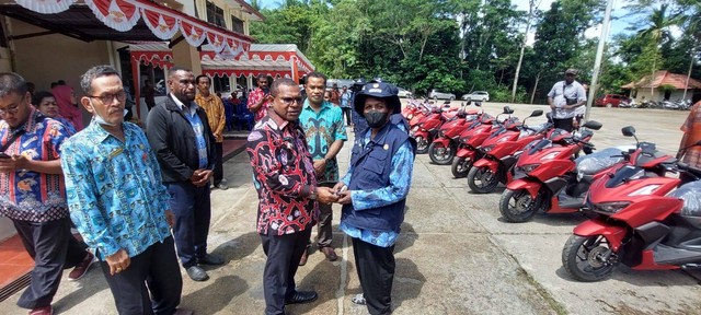 Penjabat Bupati Sorong, Yan Piet Mosso menyerahkan bantuan motor kepada penyuluh pertanian.