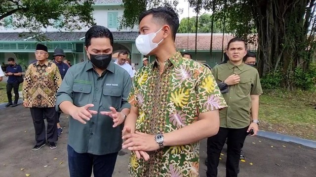 Menteri BUMN, Erick Thohir, bersama Wali Kota Solo, Gibran Rakabuming Raka, meninjau persiapan pernikahan Kaesang dan Erina di Pura Mangkunegaran, Solo, Kamis (08/12/2022). FOTO: Fernando Fitusia.