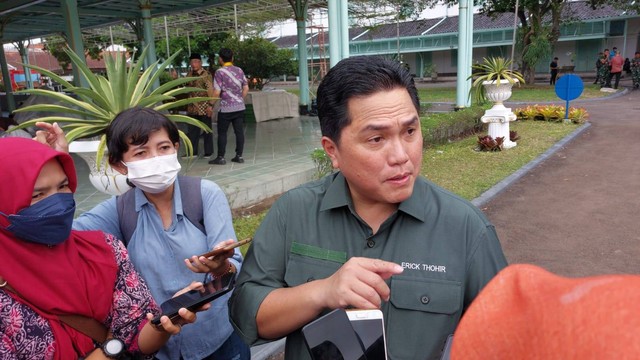 Menteri BUMN Erick Thohir tinjau persiapan acara ngunduh mantu di Pura Mangkunegaran, Solo, Kamis (8/12). Foto: Dok. Istimewa