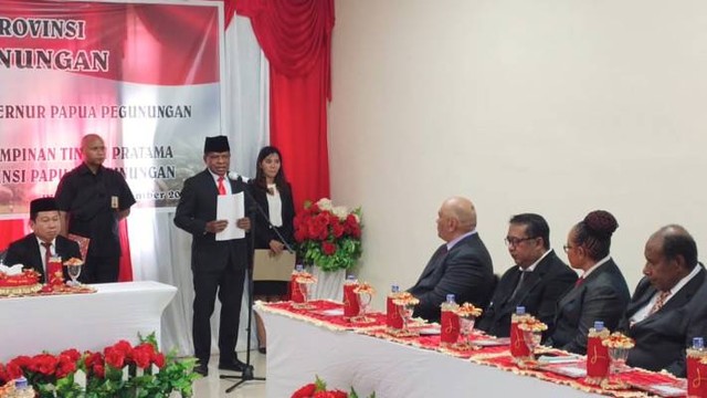 Penjabat Gubernur Papua Pegunungan, Nikolaus Kondomo saat pengarahan kepada 12 Kepala OPD yang baru ditunjuk. (BumiPapua.com/Stefanus Tarsi) 
