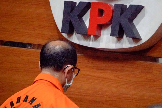 Hakim Agung Gazalba Saleh mengenakan rompi oranye saat konferensi pers KPK, Jakarta, Kamis (8/12/2022). Foto: Jamal Ramadhan/kumparan