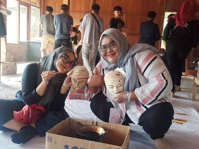 Belajar membatik (Foto: https://www.instagram.com/p/CgjbgD6pewD/?igshid=ZmRlMzRkMDU=)