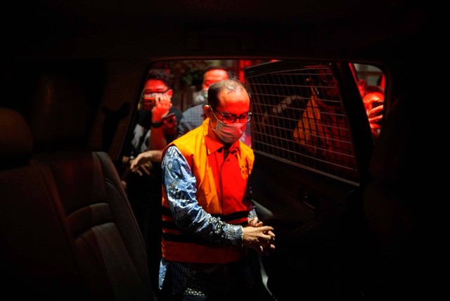 Tersangka Hakim Agung Gazalba Saleh masuk ke dalam mobil tahanan KPK usai diperiksa di Gedung Merah Putih KPK, Jakarta, Kamis (8/12/2022). Foto: Jamal Ramadhan/kumparan
