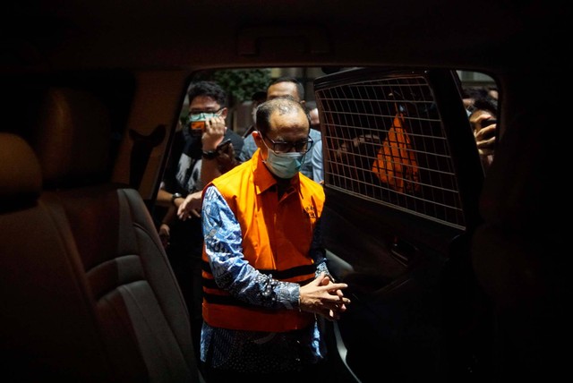 Tersangka Hakim Agung Gazalba Saleh masuk ke dalam mobil tahanan KPK usai diperiksa di Gedung Merah Putih KPK, Jakarta, Kamis (8/12/2022). Foto: Jamal Ramadhan/kumparan
