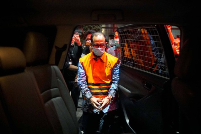 Tersangka Hakim Agung Gazalba Saleh masuk ke dalam mobil tahanan KPK usai diperiksa di Gedung Merah Putih KPK, Jakarta, Kamis (8/12/2022). Foto: Jamal Ramadhan/kumparan