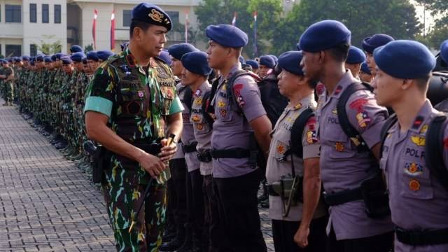 Dankor brimob, Irjen Rudy Sufahriadi (kiri) memeriksa pasukan Brimob sebelum memberangkatkan bantuan bencana alam gempa di Lombok, Senin (6/8). (Foto: Ainul Qalbi/kumparan)