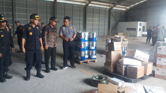Kanwil DJBC Kepri, Ahmad Rofiq, meninjau gudang penyimpanan di pelabuhan Parit Rempak Karimun. Foto: Istimewa