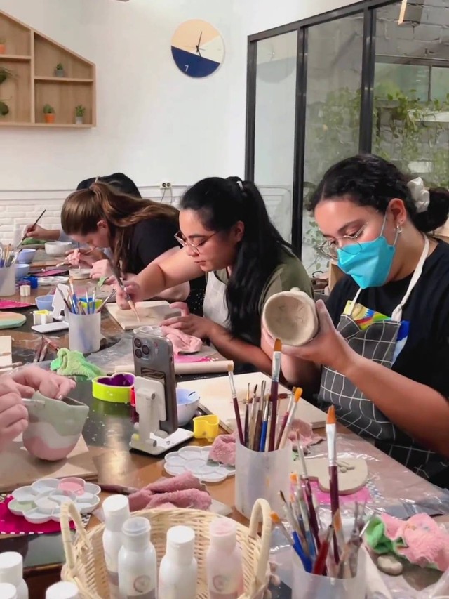 Pottery Class (Foto: https://www.instagram.com/reel/ClSdqwlJP8F/?igshid=ZmRlMzRkMDU=)