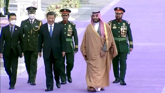 Putra Mahkota Saudi Mohammed Bin Salman menyambut Presiden ChinaXi Jinping di Riyadh, Arab Saudi, Kamis (8/12/2022). Foto: TV EKHBARIYAH via REUTERS