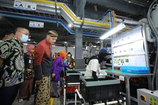 Gubernur Jateng Ganjar Pranowo saat meninjau PT ECLAT Textile International, salah satu pabrik di KIK Kendal, Jateng, Kamis (8/12/2022). Foto: Dok. Istimewa