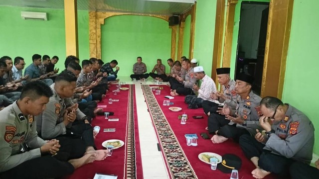 Polisi Aceh Utara doa bersama untuk korban bom di Polsek Astana Anyar, Bandung. Foto: Polres Aceh Utara