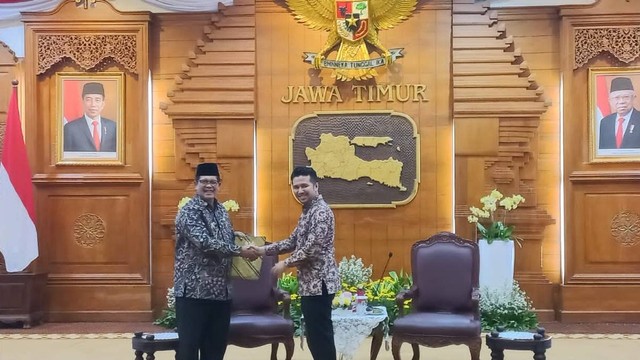 Mohni (kiri) resmi ditunjuk sebagai plt Bupati Bangkalan, Kamis (8/12/2022). Dokumentasi Farusma Okta Verdian/kumparan.