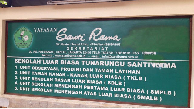 Foto Papan di halaman depan sekolah SLB Tunarungu Santi Rama (Dok: Pribadi)