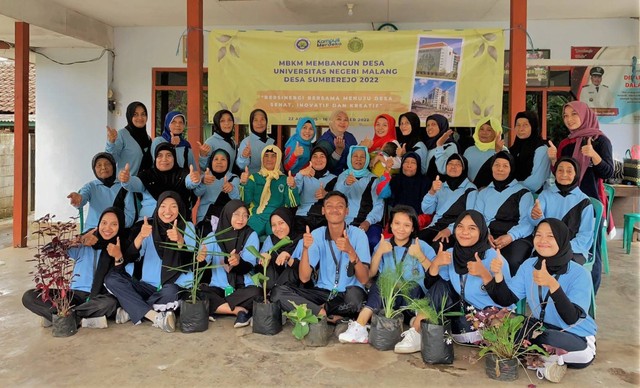 Sosialisasi Hipertensi oleh Mahasiswa KKN UM 2022 kepada kelompok lansia dan kader kesehatan di Balai Dusun Sumberwangi mengundang Perawat Desa Sumberejo, Minggu (06/11/2022)