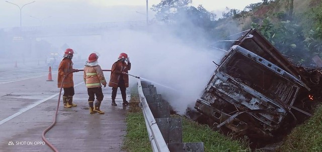 Damkar Lampung Selatan memadamkan truk yang terbakar di Tol Lampung. Foto: BPBD Lampung Selatan