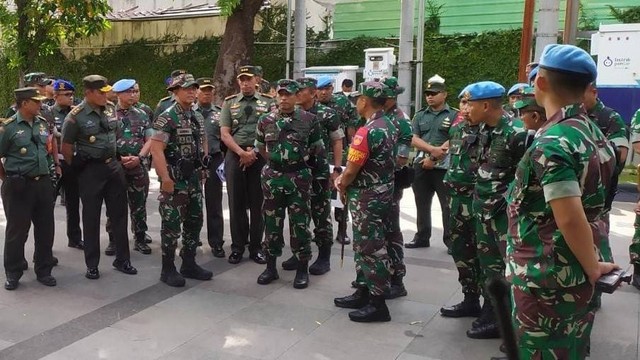 Panglima TNI, Jenderal Andika Perkasa, mengecek langsung pengamanan pernikahan Kaesang dan Erina di Solo, Kamis (08/12/2022). FOTO: Agung Santoso