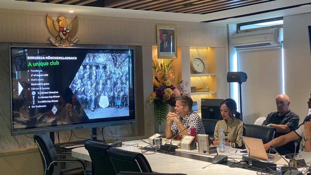 Coaching clinic Borussia Moenchengladbach untuk pelatih Indonesia di Gedung Koni Pusat, Jakarta, Kamis (8/12/2022). Foto: Soni Insan Bagus/kumparan