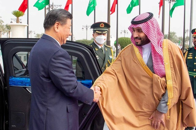 Putra Mahkota Saudi Mohammed Bin Salman menyambut Presiden China Xi Jinping di Riyadh, Arab Saudi, Kamis (8/12/2022). Foto: Saudi Press Agency/Handout via REUTERS