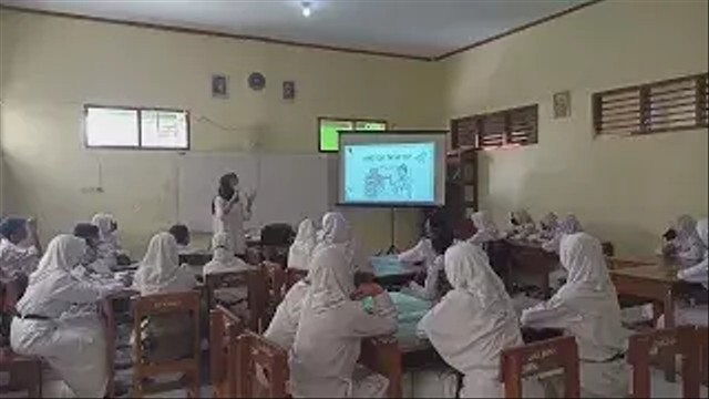 gambar ini di ambil pada saat kegiatan penelitian berlangsung di kelas 7F SMPN 2 Sumber Kab. Cirebon