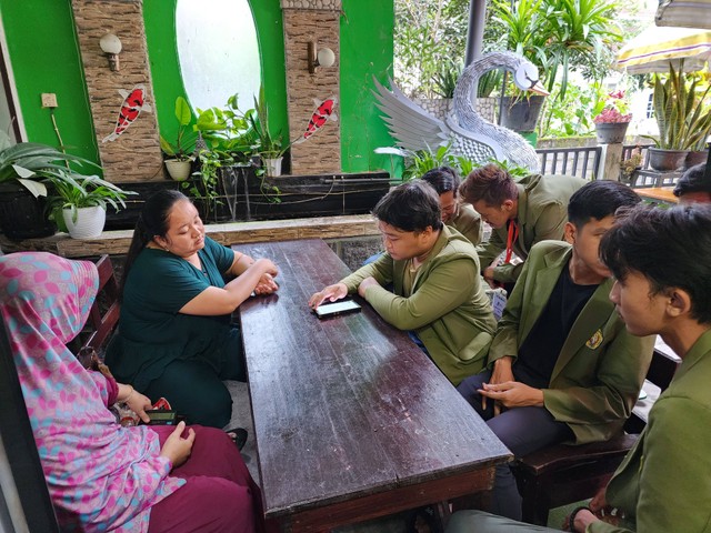 Pendaftaran GrabFood bersama Ibu Dwi selaku pemilik usaha warung makan "Soto Cemoro" (Sumber: Dokumen Pribadi)