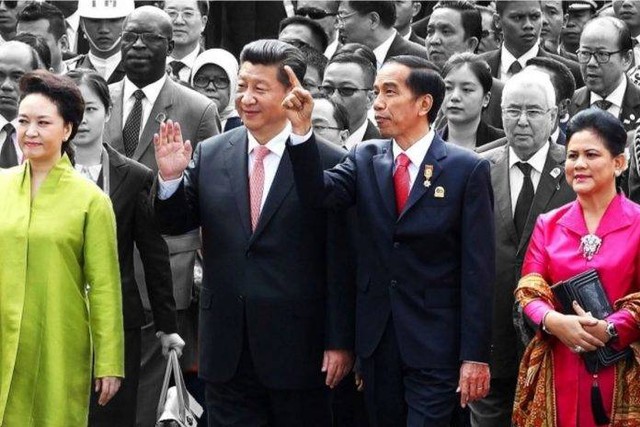 Presiden Joko Widodo (Jokowi) (dua dari kanan) dan Presiden Republik Rakyat Tiongkok (RRT) Xi Jinping (dua dari kiri) menghadiri Peringatan Tahunan ke-60 Konferensi Asia-Afrika di Bandung, Jawa Barat, pada tahun 2015. (Foto: Reuters)