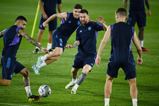 Pemain Timnas Argentina selama latihan jelang perempat final Piala Dunia 2022 Qatar di Situs Pelatihan Universitas Qatar 3, Doha, Qatar. Foto: Dylan Martinez/REUTERS