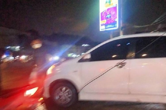 Kabel tampak tersangkut di salah satu mobil warga saat melintasi simpang Bengkong Harapan (Foto: Batamnews)