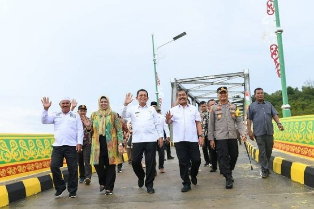 Gubernur Ansar saat meresmikan Jembatan Anak Emas di Desa Marok Tua, Kabupaten Lingga.