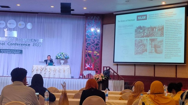 Rektor Universitas Syiah Kuala presentasi potensi nilam Aceh di IMT GT Thailand. Foto: USK