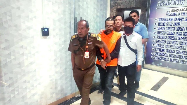 Tersangka keluar dari kantor Kejati Riau, sekitar pukul 19.00 WIB kemudian dilakukan penahanan di Rutan Kelas 1 Pekanbaru atau Rutan Sialang Bungkuk. (RONI TUAH/SELASAR RIAU)