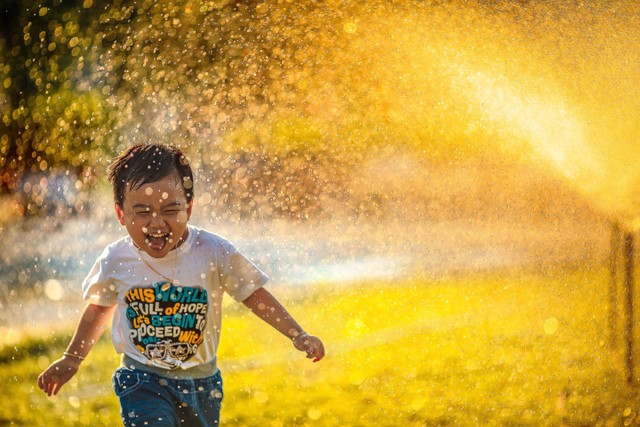 Ilustrasi Puisi Kasih Sayang Ibu kepada Anaknya. Foto: Unsplash/MI PHAM.