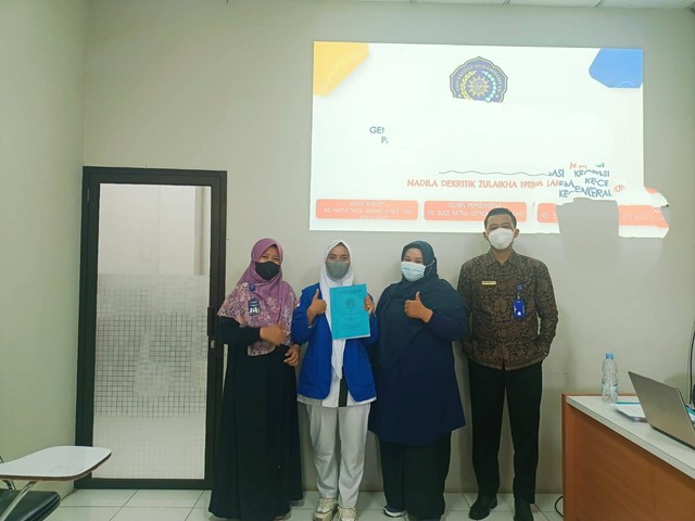 Foto bersama mahasiswa dan ketiga penguji prodi Anestesiologi UMP Purwokerto seusai ujian sidang Skripsi/Foto : Dokpri