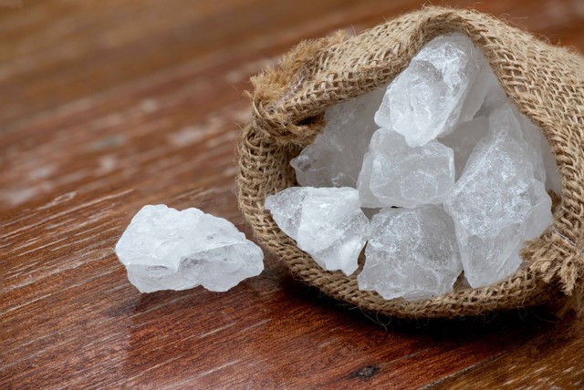 Ilustrasi garam tawas kristal. Foto: wasanajai/Shutterstock