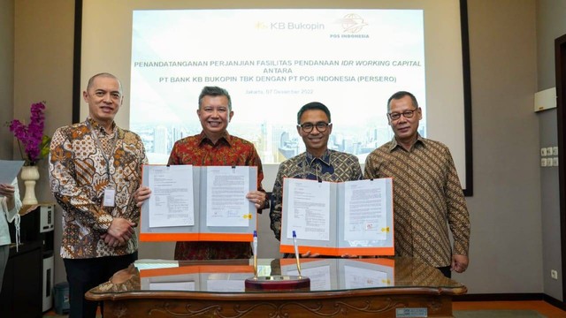 Penandatanganan perjanjian kerja sama pembiayaan kredit KB Bukopin dengan PT Pos Indonesia. Foto: Dok. KB Bukopin
