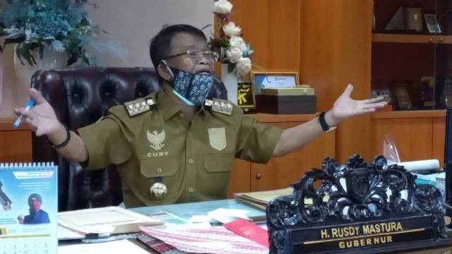 Gubernur Sulawesi Tengah Rusdy Mastura ketika berada di ruang kerjanya. Foto: Dok. Istimewa
