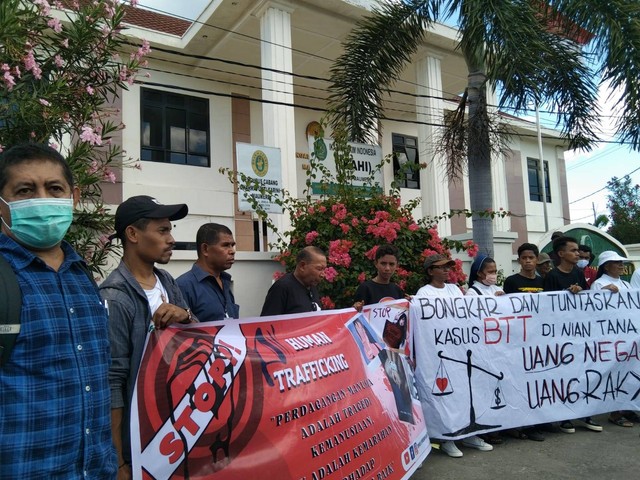 Keterangan foto:Aksi demo di depan Kantor Pengadilan Negeri Maumere. Foto:Tedho Buru.