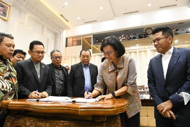 Sri Mulyani dalam Rapat Kerja Komisi XI DPR RI tentang Pengambilan Keputusan RUU PPSK di Jakarta, Kamis (8/12). Foto: Instagram @smindrawati