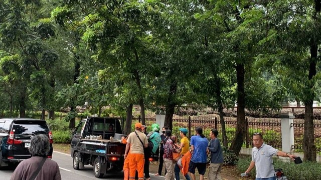 Tabrak lari petugas dari pasukan oranye di Jalan Raya Lenteng Agung, Jagakarsa, Jakarta Selatan, Jumat (9/12/2022). Foto: kumparan