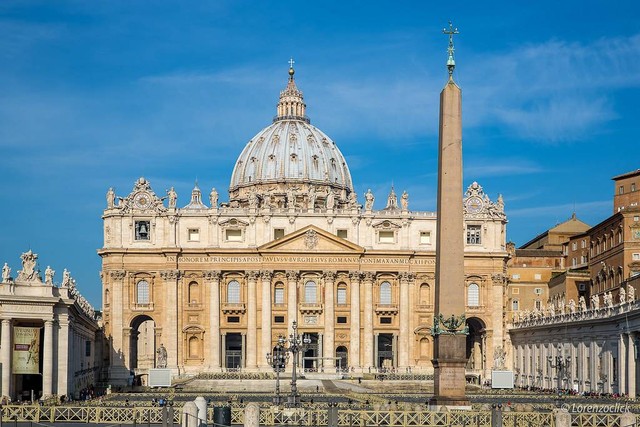 Tampak Depan Gereja Saint Peter Basilica (sumber: https://www.flickr.com/photos/lorenzoclick/17338581296)