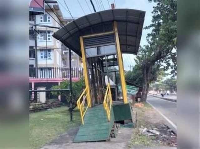 Halte bus Trans Jogja yang miring. Foto: istimewa