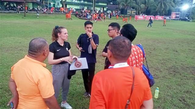 Ilja Dijkstra, Kepala Strategi Pemasaran Internasional KNVB saat kegiatan coaching clinic bersama dengan ratusan siswa sekolah sepak bola di Kota Manado.