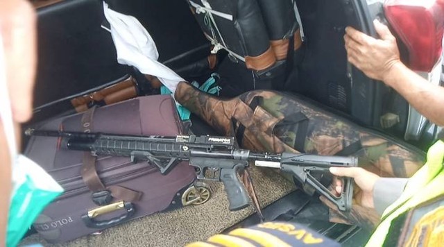 Senjata api ditemukan di dalam bagasi mobil saat berada di Bandara Sultan Thaha Jambi. (Foto: Istimewa)