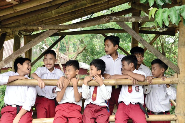 Ilustrasi Bagaimana Penerapan Pancasila Sebagai Moral Pembangunan di Lingkungan Sekolah (Foto: Bayu Syaits | Unsplash.com)