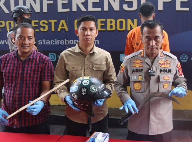 Kapolresta Cirebon Kombes Pol. Arif Budiman menunjukkan barang bukti dan tersangka yang membacok montir bengkel.(Juan)