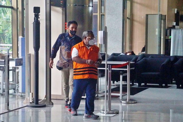 Bupati Mimika Eltinus Omaleng tiba untuk menjalani pemeriksaan di Gedung KPK, Jakarta pada Jumat (9/12/2022). Foto: Iqbal Firdaus/kumparan
