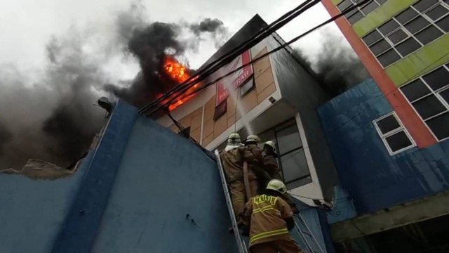 Petugas damkar memadamkan kebakaran dealer di Cakung, Jakarta Timur, Jumat (9/12). Foto: Dok. Sudin Gulkarmat Jakarta Timur