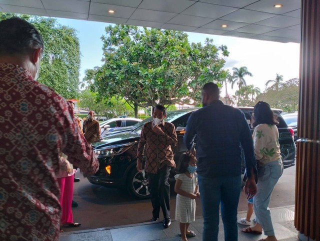 Ketua Mahkamah Konstitusi (MK) Anwar Usman sampai di Royal Ambarrukmo Yogyakarta, Jumat (9/12/2022) sore. Foto: Erfanto/Tugu Jogja